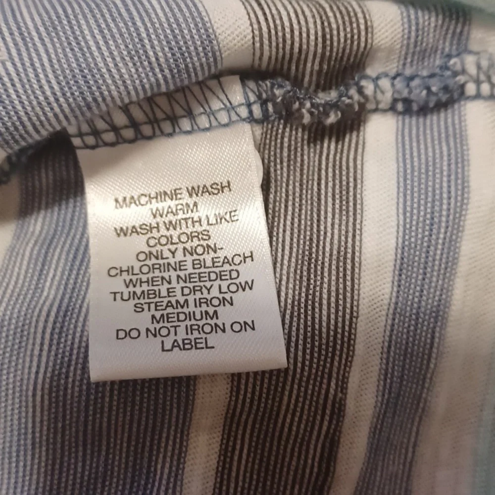 Roundtree & Yorke soft washed v neck tee - Picture 4 of 5